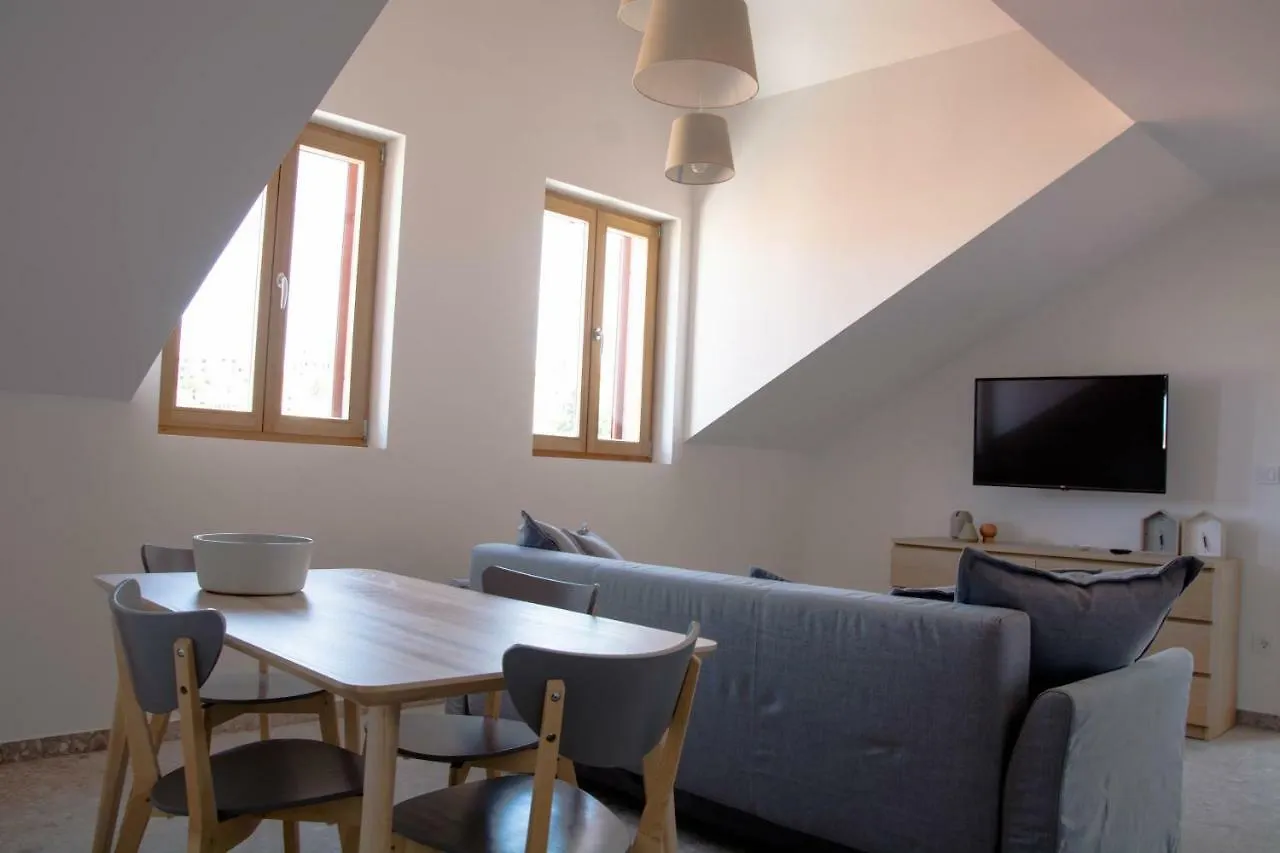 Buga Apartment In Center Of 말리로시니